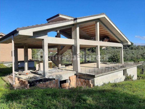 casa indipendente in vendita ad Isernia in zona Contrada Castagna