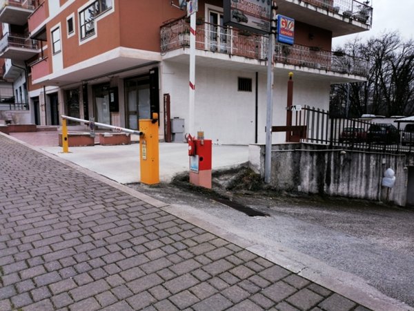 locale commerciale in vendita ad Isernia in zona Contrada Belvedere
