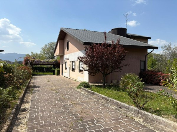 casa indipendente in vendita ad Isernia in zona Contrada Le Piane