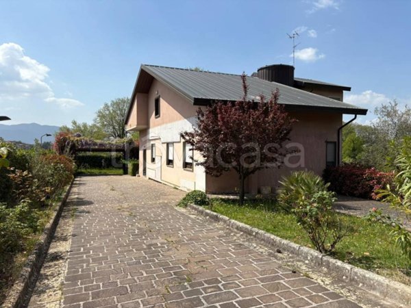 casa indipendente in vendita ad Isernia in zona Contrada Le Piane