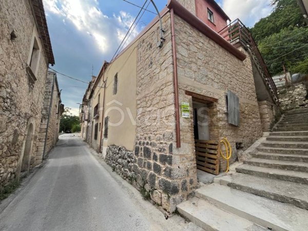 casa indipendente in vendita ad Isernia in zona Marini