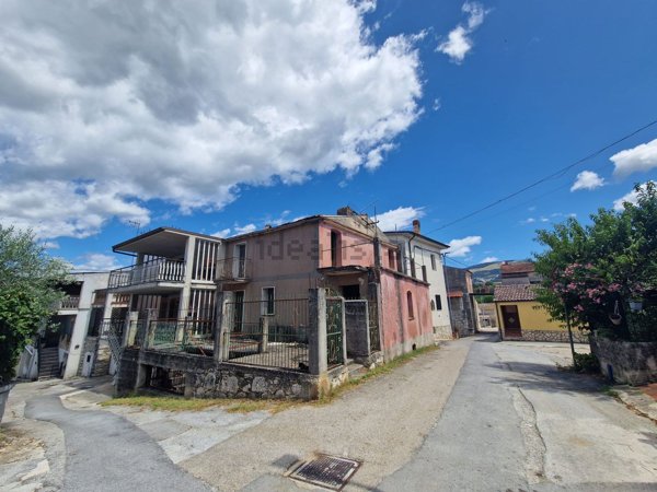 casa indipendente in vendita ad Isernia in zona Colle Cioffi