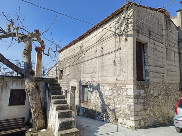 casa semindipendente in vendita ad Isernia in zona Contrada Capruccia