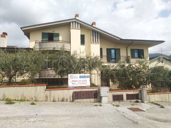 casa indipendente in vendita ad Isernia in zona Contrada Le Piane