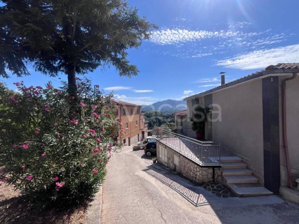 casa indipendente in vendita ad Isernia in zona Breccelle