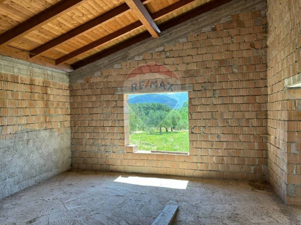 casa indipendente in vendita a Montaquila in zona Roccaravindola