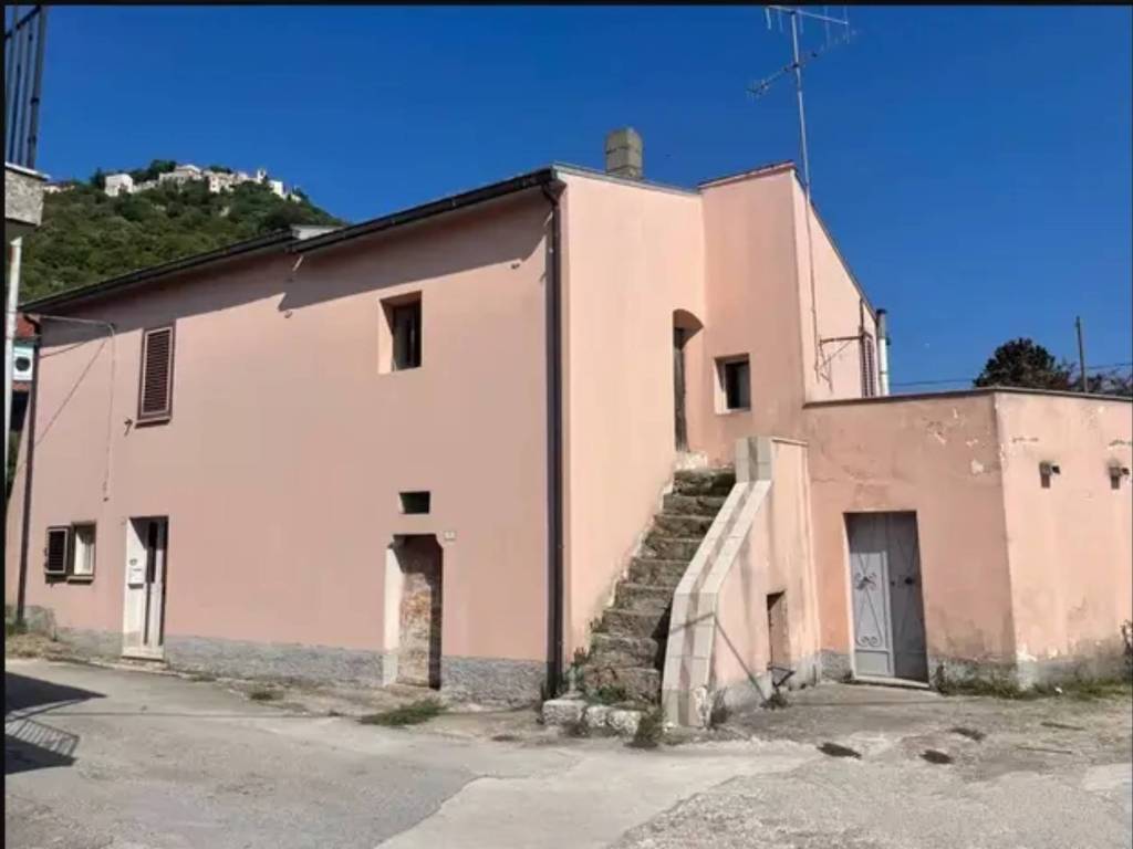 casa indipendente in vendita a Montaquila in zona Roccaravindola