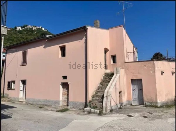 casa indipendente in vendita a Montaquila in zona Roccaravindola