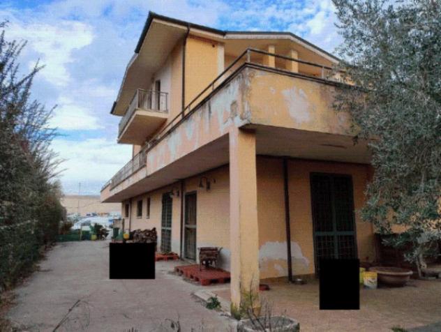 casa indipendente in vendita a Montaquila in zona Roccaravindola