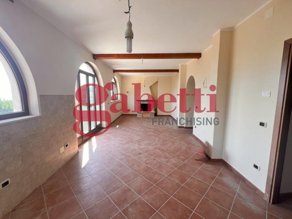 casa indipendente in vendita a Montaquila in zona Roccaravindola