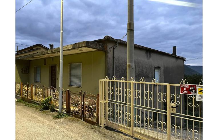 casa indipendente in vendita a Montaquila in zona Roccaravindola