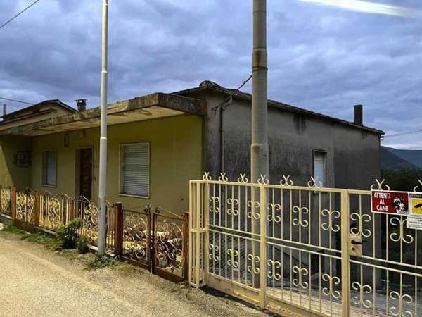 casa indipendente in vendita a Montaquila in zona Roccaravindola
