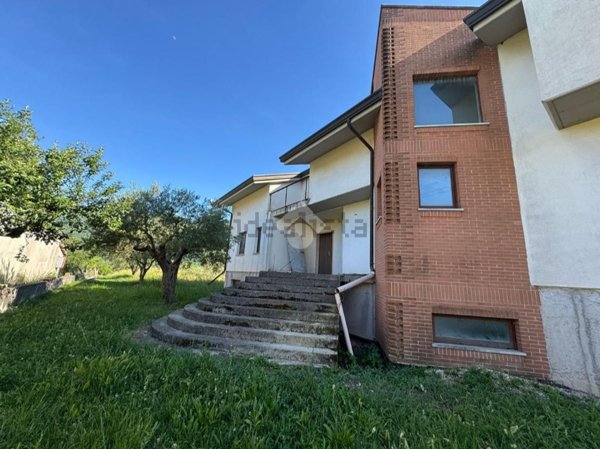 casa indipendente in vendita a Montaquila in zona Roccaravindola