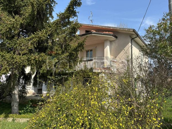 casa indipendente in vendita a Montaquila in zona Roccaravindola