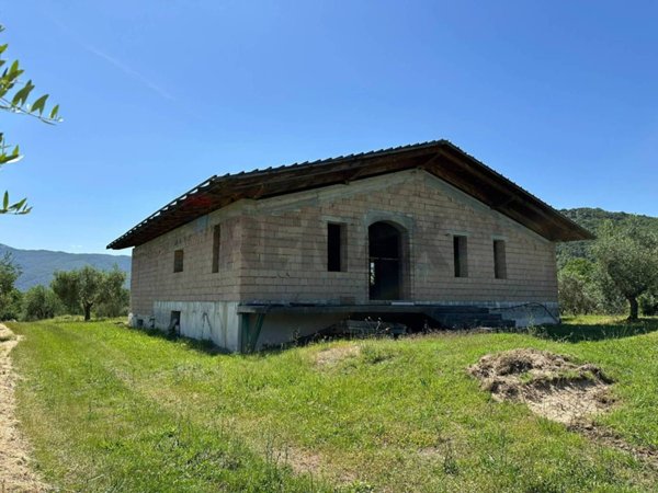 casa indipendente in vendita a Montaquila in zona Roccaravindola