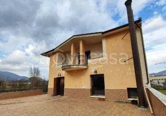 casa indipendente in vendita a Montaquila in zona Roccaravindola