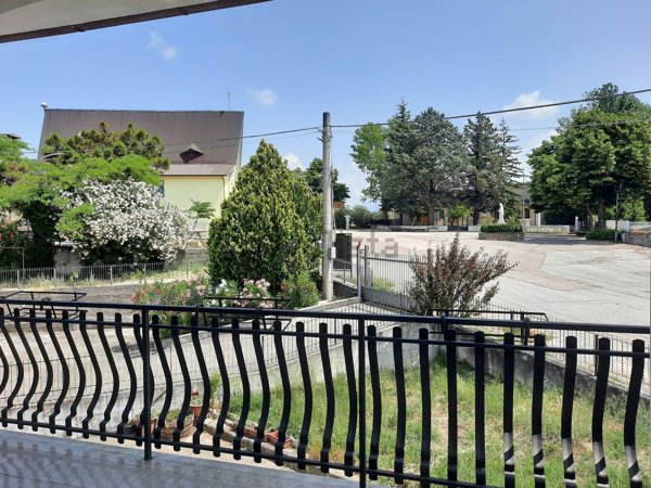 casa indipendente in vendita a Montaquila in zona Roccaravindola