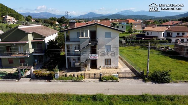 casa indipendente in vendita a Montaquila in zona Roccaravindola