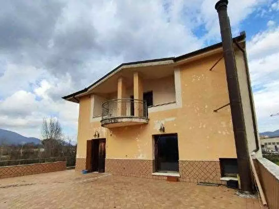 casa indipendente in vendita a Montaquila in zona Roccaravindola