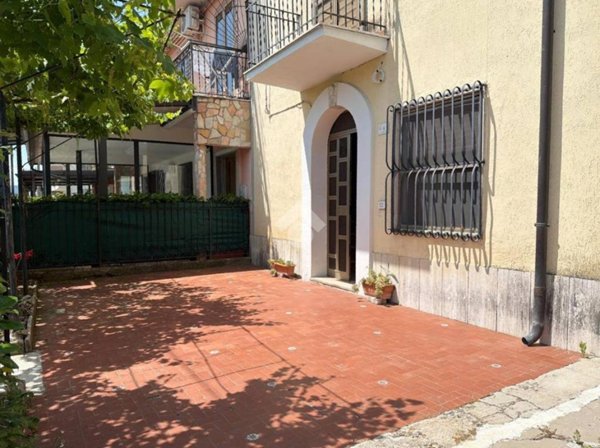 casa indipendente in vendita a Montaquila in zona Roccaravindola