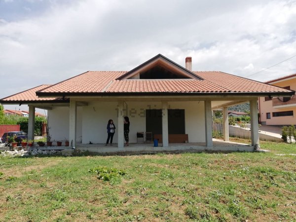 casa indipendente in vendita a Monteroduni in zona Sant'Eusanio