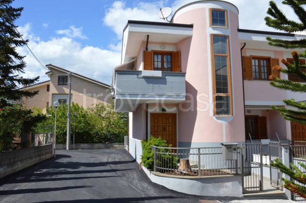 casa indipendente in vendita a Pesche