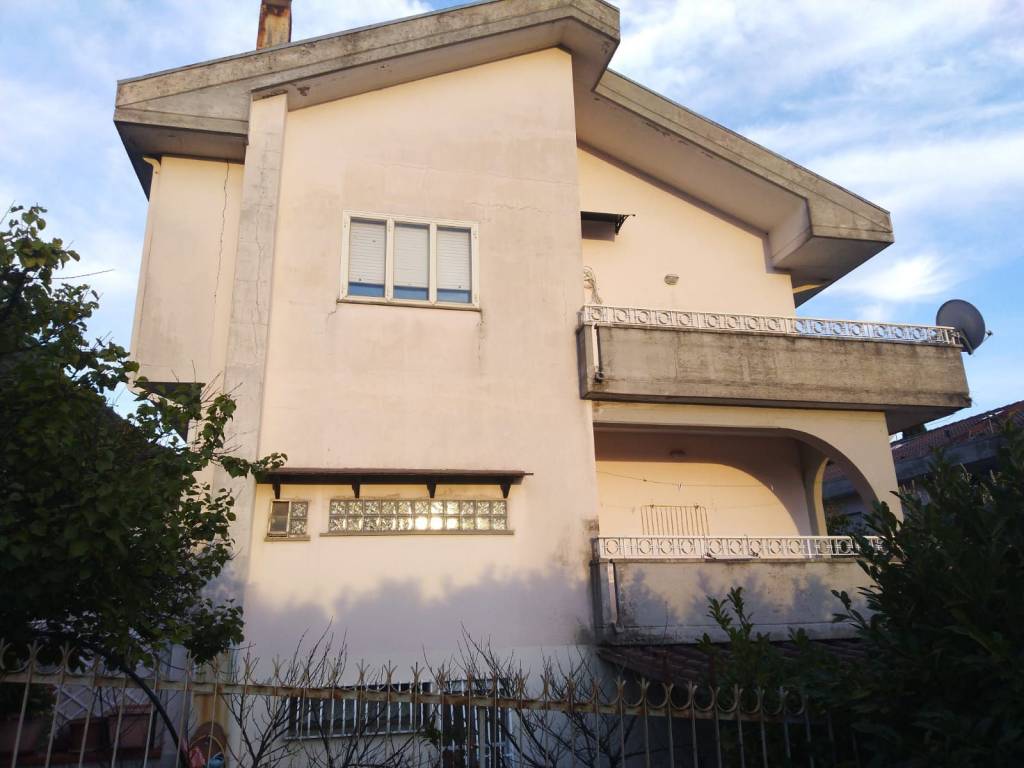 casa indipendente in vendita a Pesche
