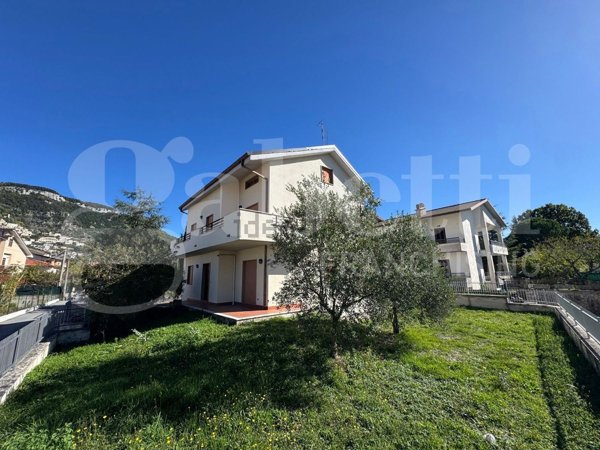 casa indipendente in vendita a Pesche