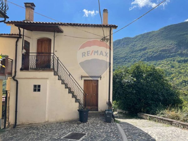 casa indipendente in vendita a Pizzone