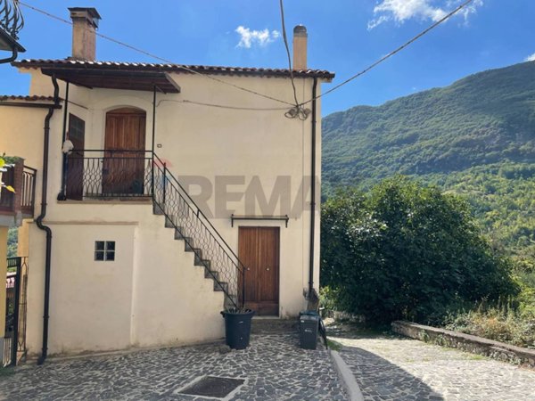 casa indipendente in vendita a Pizzone