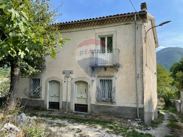 casa indipendente in vendita a Pizzone in zona Ommaro