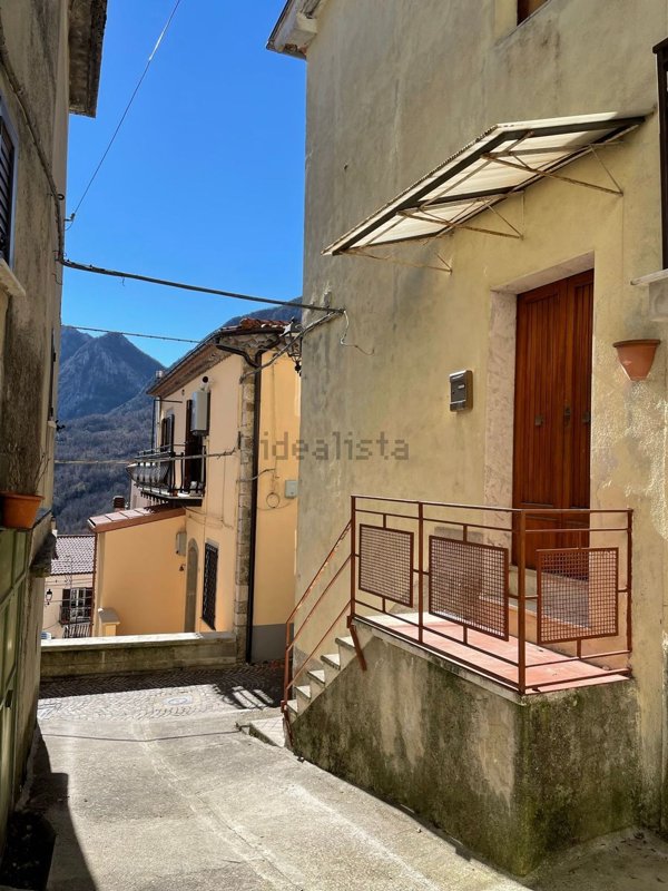 appartamento in vendita a Pizzone in zona Ommaro