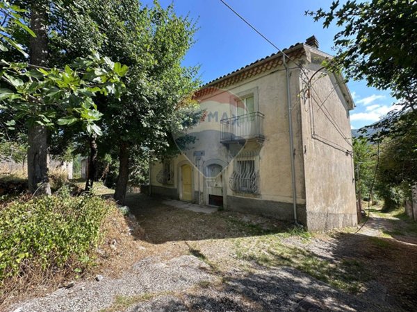 casa indipendente in vendita a Pizzone in zona Ommaro