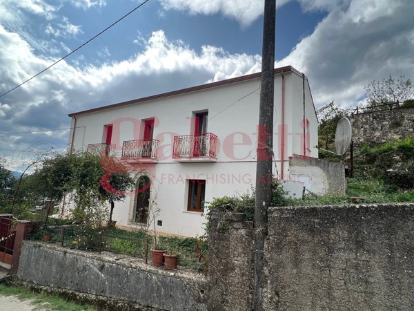 casa indipendente in vendita a Pozzilli in zona Santa Maria Oliveto