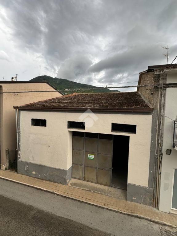 locale commerciale in vendita a Pozzilli