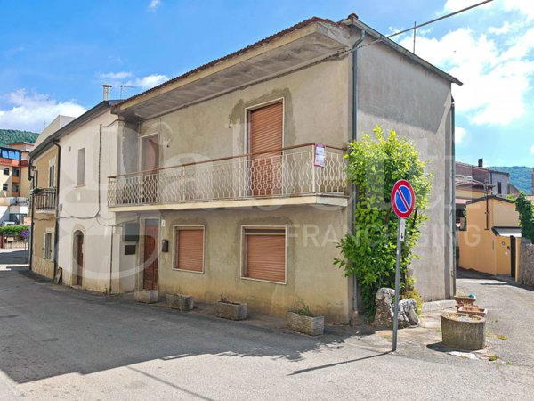 casa indipendente in vendita a Pozzilli in zona Triverno