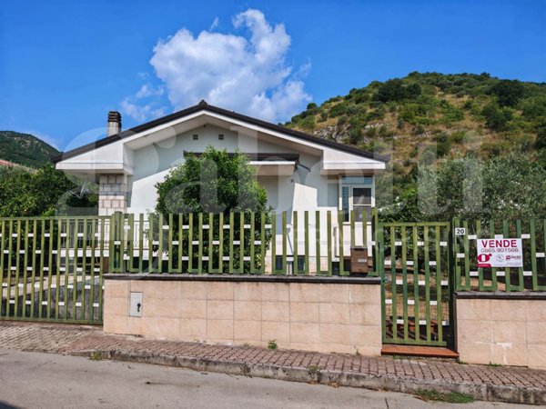 casa indipendente in vendita a Pozzilli in zona Triverno