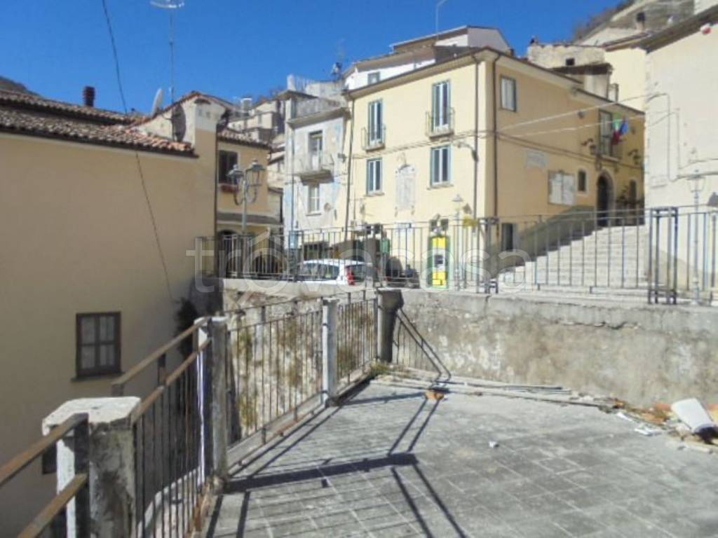 casa indipendente in vendita a Roccamandolfi