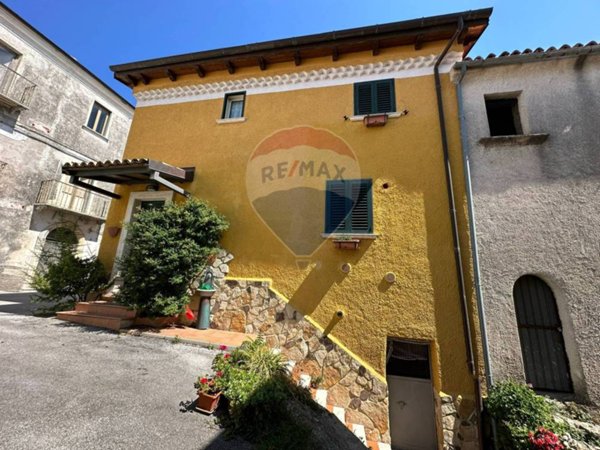casa indipendente in vendita a Rocchetta a Volturno