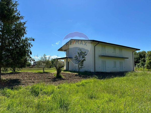 casa indipendente in vendita a Rocchetta a Volturno