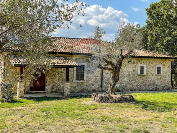 casa indipendente in vendita a Rocchetta a Volturno