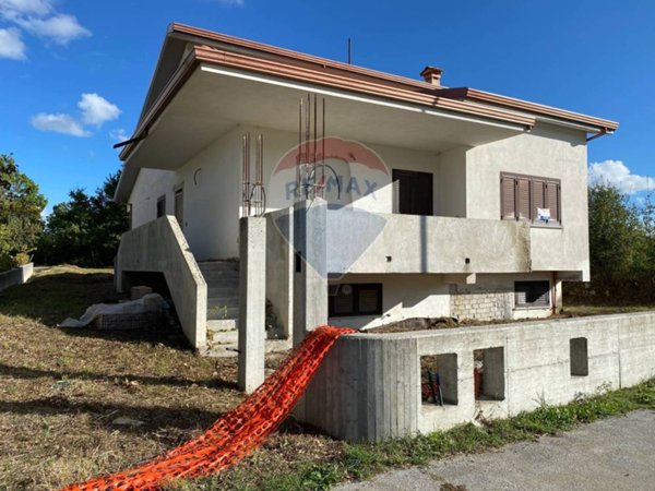 casa indipendente in vendita a Rocchetta a Volturno