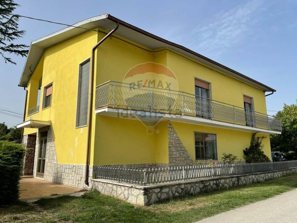 casa indipendente in vendita a Rocchetta a Volturno