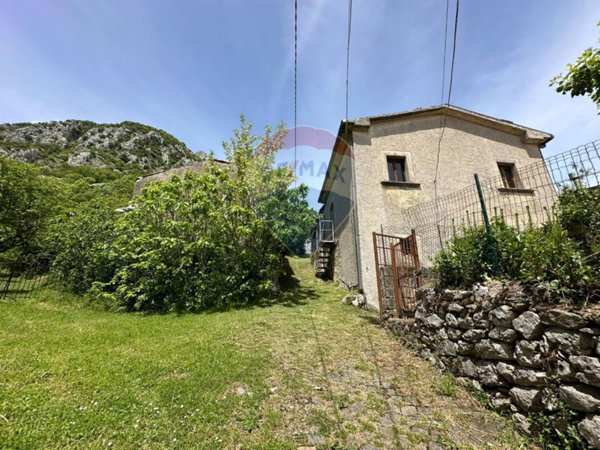casa indipendente in vendita a Rocchetta a Volturno