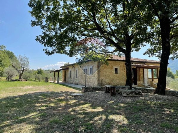 casa indipendente in vendita a Rocchetta a Volturno