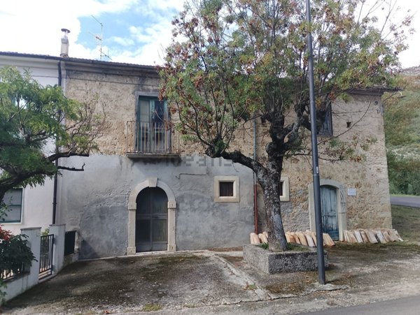 casa indipendente in vendita a Rocchetta a Volturno