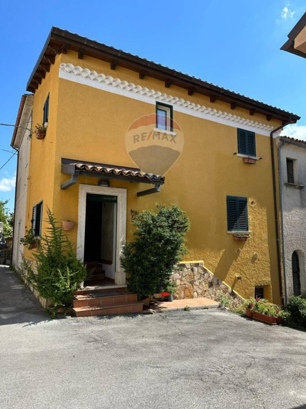 casa indipendente in vendita a Rocchetta a Volturno