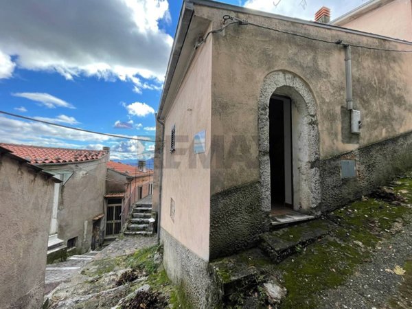 casa indipendente in vendita a Rocchetta a Volturno