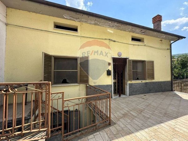 casa indipendente in vendita a Scapoli in zona Collalto