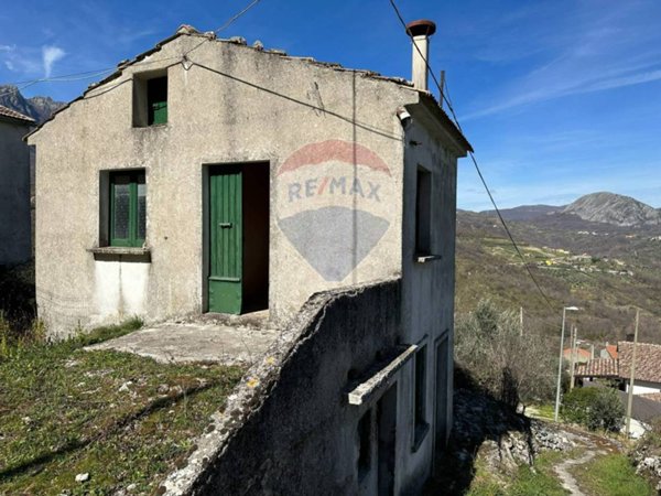 casa indipendente in vendita a Scapoli in zona Fontecostanza